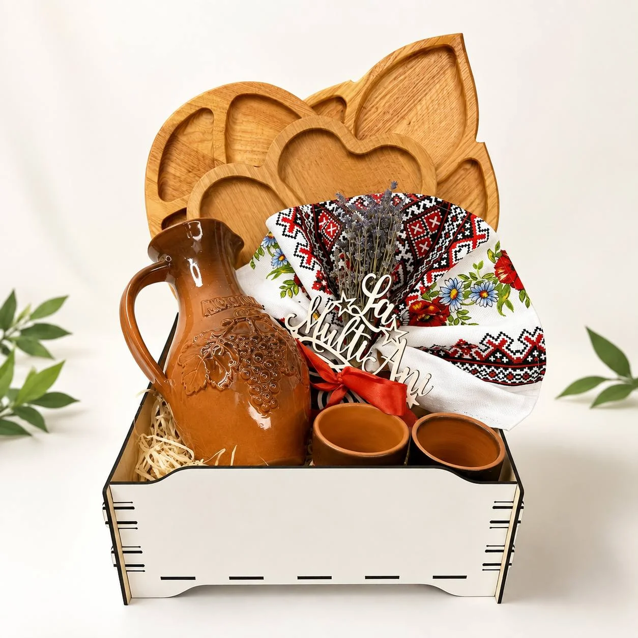Set cadou tradițional cu platouri din lemn și ceramică