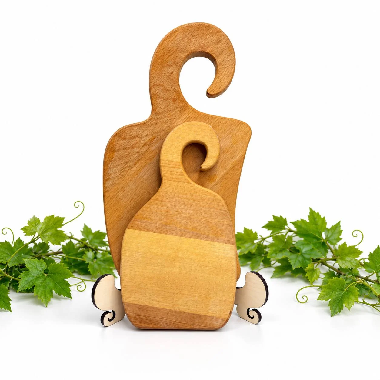 Tocător din lemn natural cu mâner decorativ